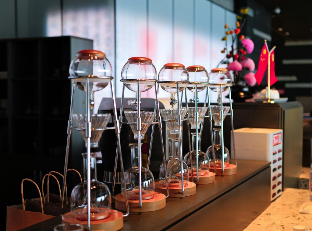 Fila de sifones de café en un mostrador