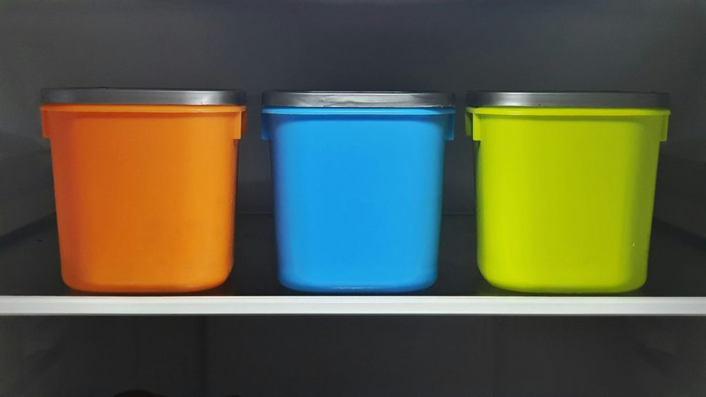 contenedores de plástico de color naranja, azul y verde
